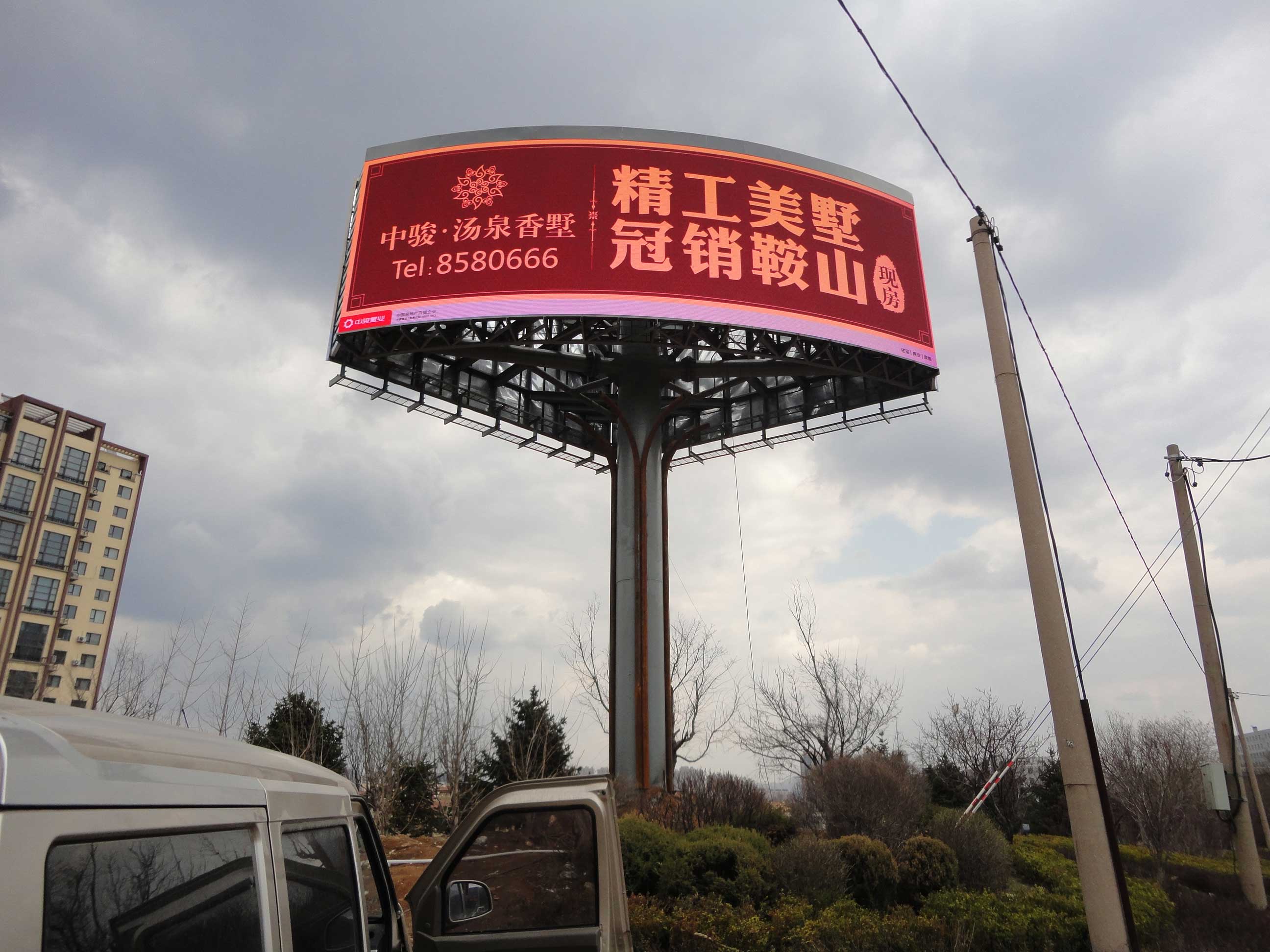 辽宁鞍山-户外P10全彩屏--100平方