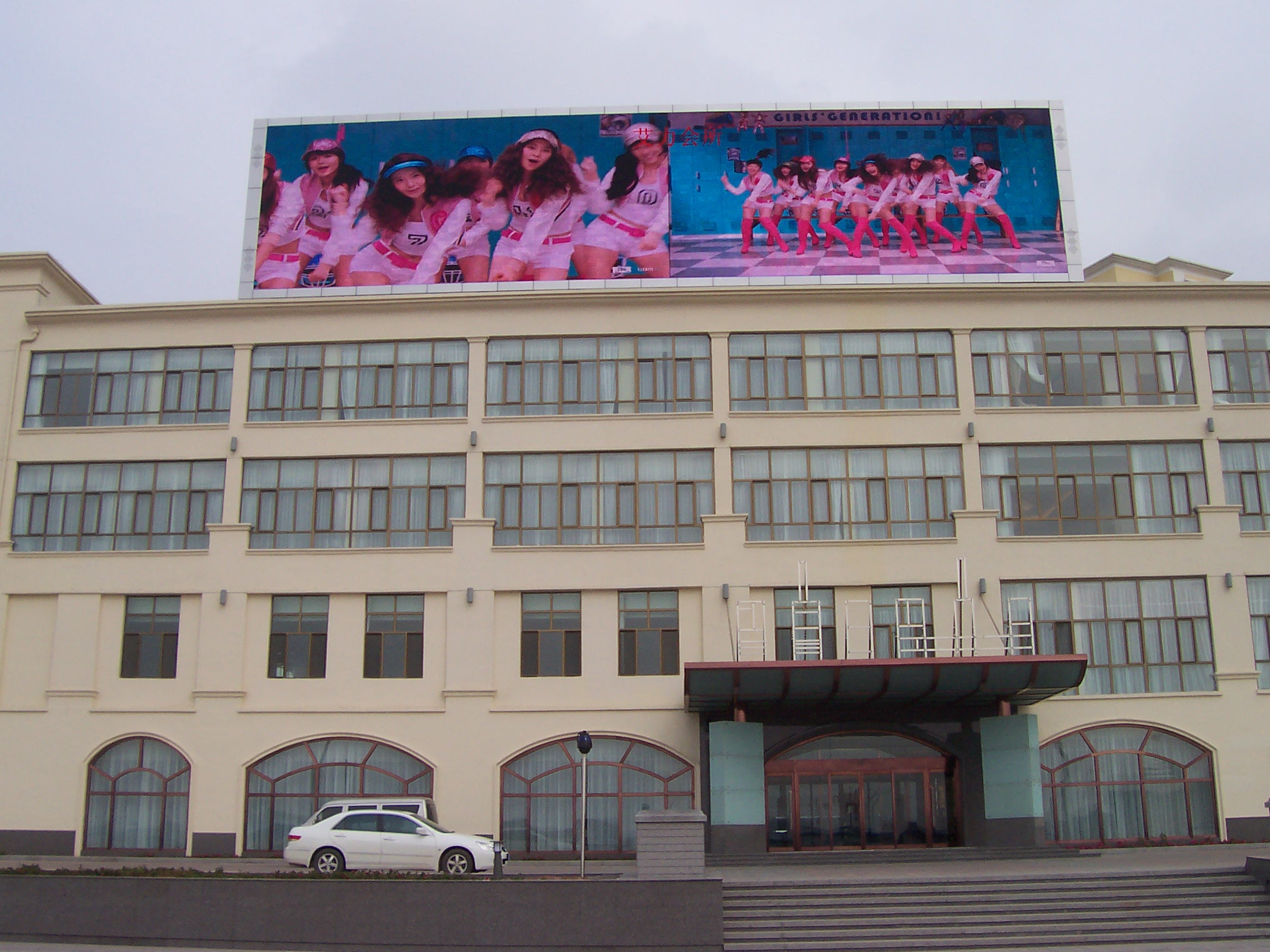 内蒙古鄂尔多斯 户外P16全彩屏  150平方